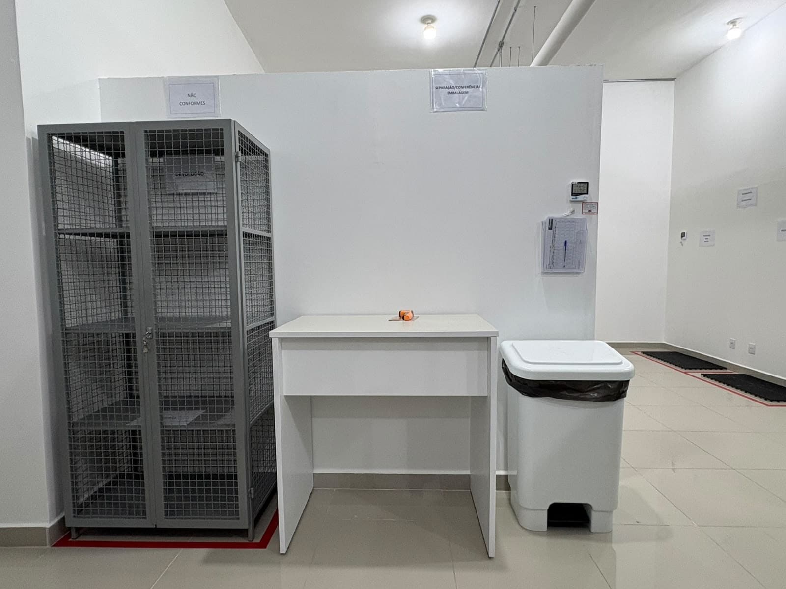 Área de separação, conferência e embalagem do centro de distribuição.